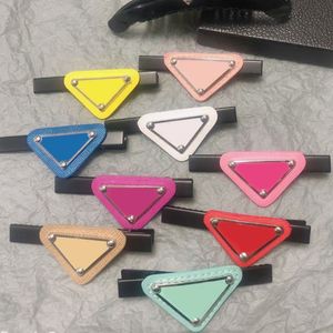 Multicolor Women Girl Triangle Letter Hair Clip Barrettes Fashion Hair Tillbehör för presentfest hög kvalitet