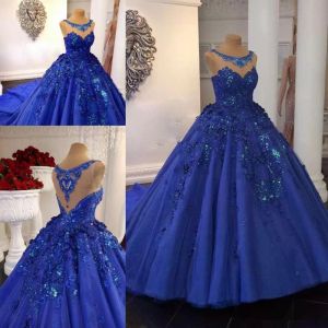 Royal Blue Quinceanera Dresses Scoop Neck 3D Floral Applique Bedeed 스팽글 환상 백 미인 대회 볼 가운 달콤한 16 층 길이 생일 파티 착용 403