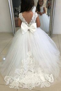 2022 Abiti da ragazza di fiore per bambini carini in pizzo bianco Principessa Gioiello Collo Fiocco Tulle Applique Sweep Train Puffy Abiti formali floreali Abiti da cerimonia per comunione