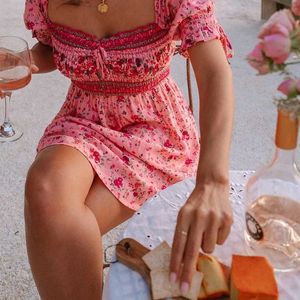 Вдохновленный розовый цветочный принт Женщин Богемное платье Старинные квадратные шеи Рушатые женщины платье с коротким рукавом платье праздник новый 210412