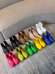 Botas de chuva clássicas com solas grossas, aumento da resistência ao desgaste, estilo de desenhista multi-color, embalagem completa, tamanhos 35-40