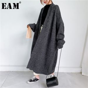 [EAM]グレーの大きなサイズの厚い編み物のセータールーズフィットVネック長袖の女性ファッション秋冬163 211011