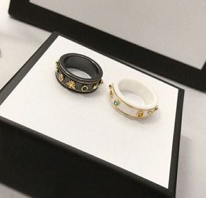 Outra marca de moda preto branco banda anéis de luxo designer anel dedo material cerâmico bijoux tem selos para homens mulheres noivado casamento jóias amante presente 4t17