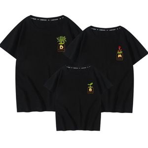 Семья выглядит подходящим нарядом футболки одежда мать отец сын дочь дети детские летние ботаника печать 210521