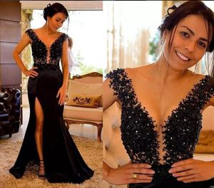 Sexiga svarta aftonklänningar 2021 Sheer Neck Lace Appliques Beaded Arabic Prom Dress Side Split Mermaid Formella Party Gowns