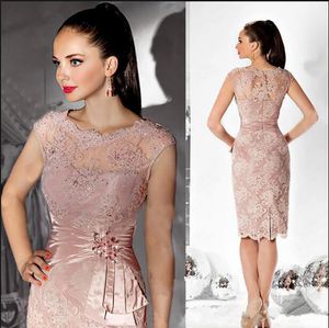 2021 Blush Różowa Płaszcza Koronkowa Matka panny Młodej Dress Długość Kolana Zroszony Sash Scoop Neckline Cap Rękaw Krótkie Sheer Formalne Suknie Wieczorowe M015