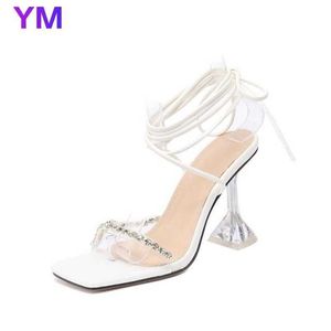 2021 Vit Bling Crystal Sexiga Kvinnor Sandaler Square Heel Buckle Ström Gladiator Stiletto Bröllop Rhine Stone Party Y0721