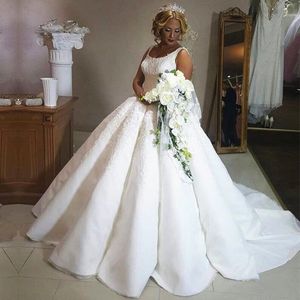 Nova chegada vestido de casamento primavera Backless Bola frisada com flores lace applique vestidos de noiva de luxo