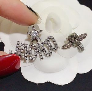 80 KORTING Hoge kwaliteit Sieraden Outlet online NIEUW COOL IN Letter Diamond Asymmetrische Stud Messing Earrings Clearance Sale