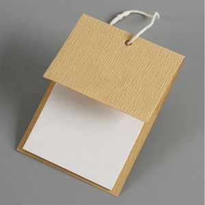 Naaiende noties China Maker Aangepaste kledingstuk Swing Tag Plastic en karton Kraftpapier UV Golden Printing Hang Tags voor Kleding