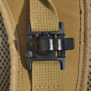 Drink Tube Clip Vattenrör Slangklämma Ryggsäck molle webbing taktiskt spänne utomhusläger fäst väv Hydration Hydrolink Bladder WS-53