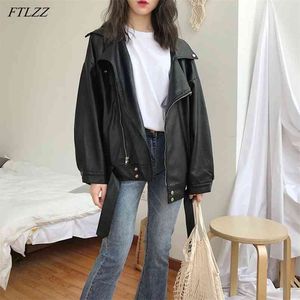 Höstkvinnor Streetwear Loose Black Pu Faux Soft Leather Jacket med Belt Casual Kvinna Biker Slå ner Krage Coat 210430