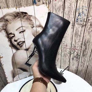 2021 European och American Women's Special-Shaped Heel Boots Leather Material Classic Fashion Size 35-41