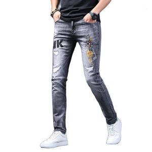 Jeans da uomo Moda 2021 Pantaloni da uomo in denim ricamato strappato effetto consumato Slim Fit Pantaloni lunghi da cowboy casual grigio fumo