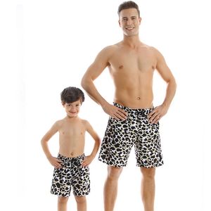 Летний купальник отец сын серфинг леопардовый печать семейные одежды подходящие пляжные каникулы шорты купальники 210417