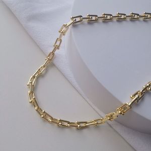 braccialetto della collana Ciondolo in oro di design hardware a ferro di cavallo sottile a forma di U per le donne Orologio da uomo alla moda per coppia Festa di nozze di alta qualità Giorno del Ringraziamento San Valentino