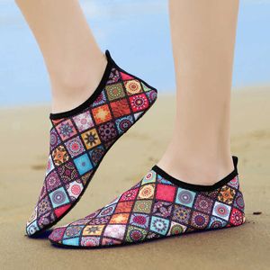 Kobiety Buty Plażowe Mężczyźni Aqua Buty Pływackie Lekkie Płaskie Miękkie Buty Jogi Surfing Kapcie Szybka Sucha skarpeta Barefoot Water Sneakers Nowy X0728