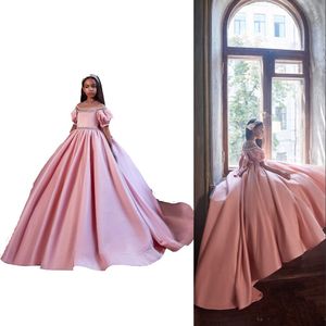 2021 Adorável rosa flor menina vestidos para casamentos jóia pescoço cristal grânulos mangas curtas com arco meninas de cetim pageant vestido crianças vestidos de comunhão varredam trem