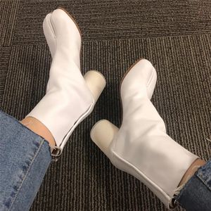 Bahar Sonbahar Bölünmüş Toe Çizmeler Kadın Siyah Beyaz Altın Gümüş Deri Ninja Tabi Patik Yuvarlak Tıknaz Topuk Ayak Bileği Boot Seksi Pist Ayakkabı Kadın Yüksek Topuklu Zapatos Mujer