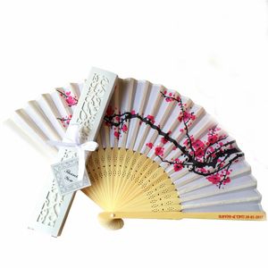 パーソナライズされたパーティーの好意中国のスタイルの桜の竹の折りたたみの絹の手のファン結婚式の名前と日付と日付印刷の誕生日ベビーシャワーイベントギフト