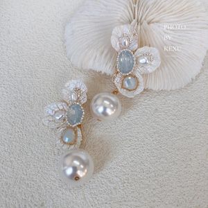 Longues Boucles D'oreilles Blanches achat en gros de Goujon Halloween décoration rétro symétrique blanc fleur de perle boucles d oreilles longue tempérament exagéré