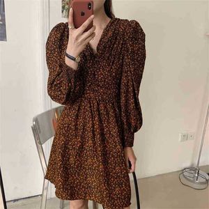 Women French Retro Dress V-Neck Pleated Puff Sleeves Office Lady Mini Gentle Elegant Chic Female Fashion Clothe 210525