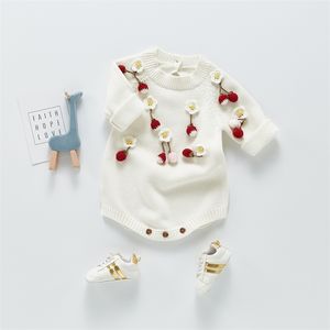 Bahar Yeni Kız Örme Bodysuits El Yapımı Yün Nakış Yenidoğan Bebek Giysileri Için Üç Boyutlu 3D Çilek 210413