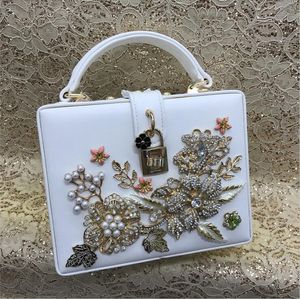 Factory grossist kvinnor läder axelväskor europeisk utrikeshandel diamantkedja väska utsökta pärla blomma pärlor handväska gata trend box-typ hårda låda handväskor
