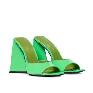 2021 Kvinnor damer patent läder 9 cm chunky höga klackar sandaler kikta tå sommar avslappnad flip-flops bröllopsklänning gladiator sexiga skor fler färger storlek 35-43 zzyj