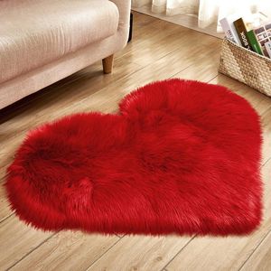 Coração de pelúcia em forma de tapetes tapetes 40 * 50 cm 50 * 60 cm sala de estar escritório imitação de lã tapete quarto macio home não deslizamento tapetes