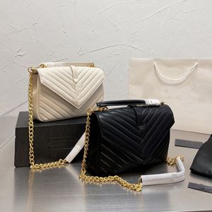 Klassische Umschlagtasche mit Kette, Umhängetaschen mit Klappe, echtes Leder, plissierte Clutch für Damen, Schwarz, Gold, Farbe, Großbuchstaben, Dekoration, Baguette-Beutel