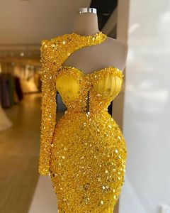Luxo vestido de baile amarelo brilhante um ombro halter lantejoulas grânulos uma luva longa vestidos de festa formais feitos sob encomenda comprimento do chão sereia Sexy robe de mariée