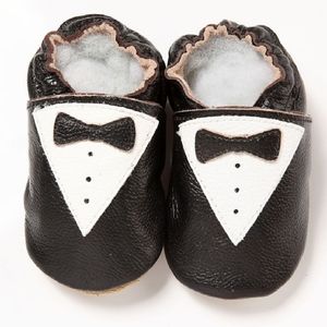 黒の本革の赤ちゃんの男の子の靴ソフトハンサムな子供たちMoccasin beeファーストウォーカー靴210413