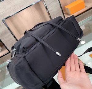 Дизайнерские мужские школьные сумки Рюкзаки Роскошный черный рюкзак из нейлона большой вместимости среднего размера с треугольной модой на открытом воздухе Mo2815