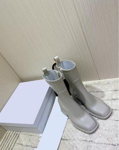 Bottes Luxurys Designers Femmes Pluie Angleterre Style Imperméable Welly Caoutchouc Eau Pluies Chaussures Bottines Booties2022