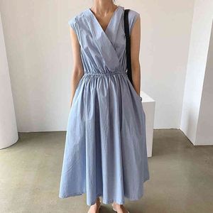 Koreansk chic minimalistisk v-hals pläterad midja lång swing ärmlös klänning sommar hög-midja blå damer robe w603 210510