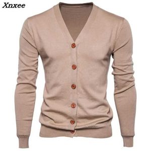 Xnxee Jesień Mężczyźni Sweter Przycisk Przycisk Swetry V-Neck Swetry Z Długim Rękawem Bawełniane Knit Cardigan Slim Fit Pull Homme Multicolor Y0907