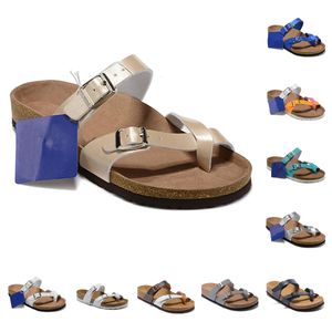 2023 Högkvalitativa Män Kvinnor Sommar Strandtofflor Modedesigner Flip Flops Sandaler Damfärg Casual Slides Sko Platt Utomhus Reseskor Fritid Tofflor