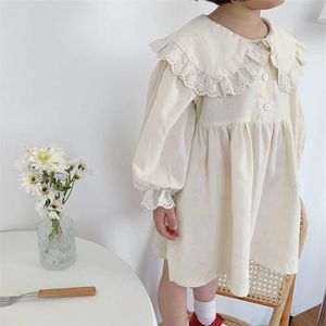 Vår höst baby flickor bomull mode lacework patchwork klänning koreansk stil tjej långärmad nedgång krage gulliga klänningar 211027