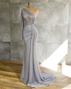 2021 Arabski Silver Mermaid Prom Dresses Cekinowy One Ramię Z Długim Rękawem Kobiety Plus Rozmiar Formalne Suknie Wieczorowe