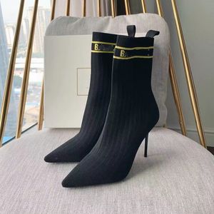 2022 Nya tunna högklackade flygande Woven Women's Short Boots Designer Brand Socks Skor Delikat Fashion Tips