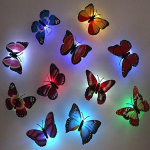Nachtlichter 5pcs! Romantische Neuheit Glühen Schmetterlingslampe LED Bodenaufkleber Wandleuchte für Kinder Zimmer Dekorative Fluoreszierende