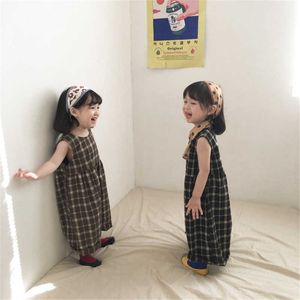 韓国風の男の子と女の子コットンリネン格子縞春夏ノースリーブ緩いユニセックスワイドレッグジャンプスーツ服210615