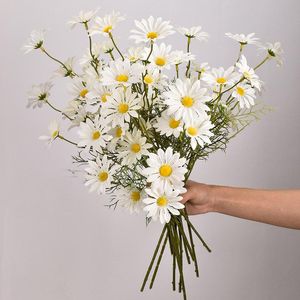 Ghirlande di fiori decorativi 52 cm Decorazioni per matrimoni romantici Bouquet di fiori margherita bianca Regalo di decorazione per anniversario di San Valentino artificiale