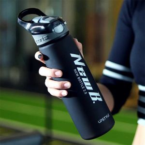 750/600 ml Outdoor-Reise tragbare Trinkgefäße Tritan Kunststoff Molkeproteinpulver Sport Shaker Flasche für Wasserflaschen mit Stroh 211122