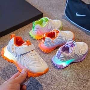 Crianças Sapatos Luminosos Outono Novos Meninos Esporte Sapatos Menina Running Sapatos Piscando LED Luzes Malha Respirável Crianças Crianças Sneakers G1025