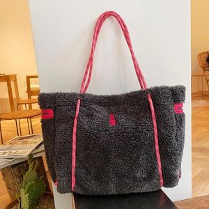 Kvällspåsar mode faux päls stor shopper för kvinnor vinter varumärke designer damer tote handväska nylon handtag lightwight marknad 2021