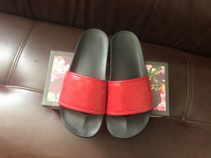 Mulheres chinelos designer de borracha slides homens padrão sandálias plana flores morango preto vermelho mens couro web moda plataforma sapatos praia flip flops 35-45