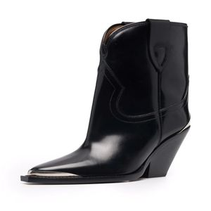 2022 Höst och vinter Ny högklackade Casual Ladies Knight Boots Classic Metal Pointed Toe Fashion Catwalk Party Short Boots