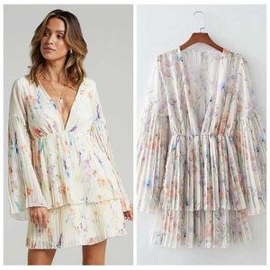 French Stylish Women Flowers Print Pleated Dress Vintage Flare Long Sleeve Ladies Mini Dress Deep V Neck Summer Beach Dress 210625